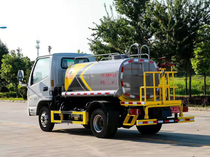 國(guó)六藍(lán)牌凱馬3方灑水車(chē)