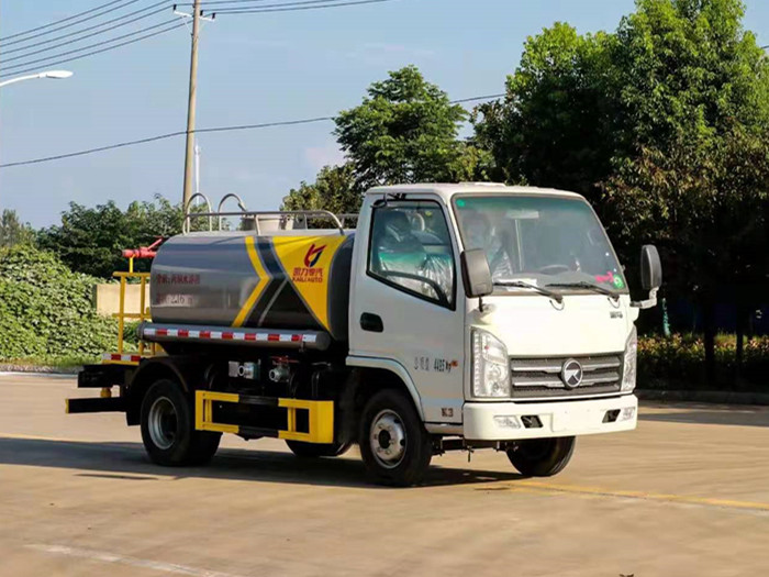 國(guó)六藍(lán)牌凱馬3方灑水車(chē)