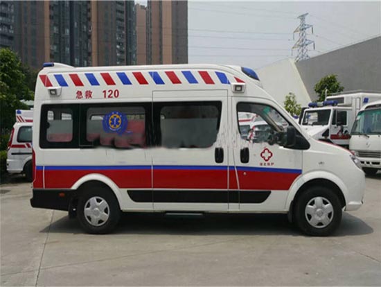 東風(fēng)御風(fēng)長(zhǎng)軸救護(hù)車(chē)